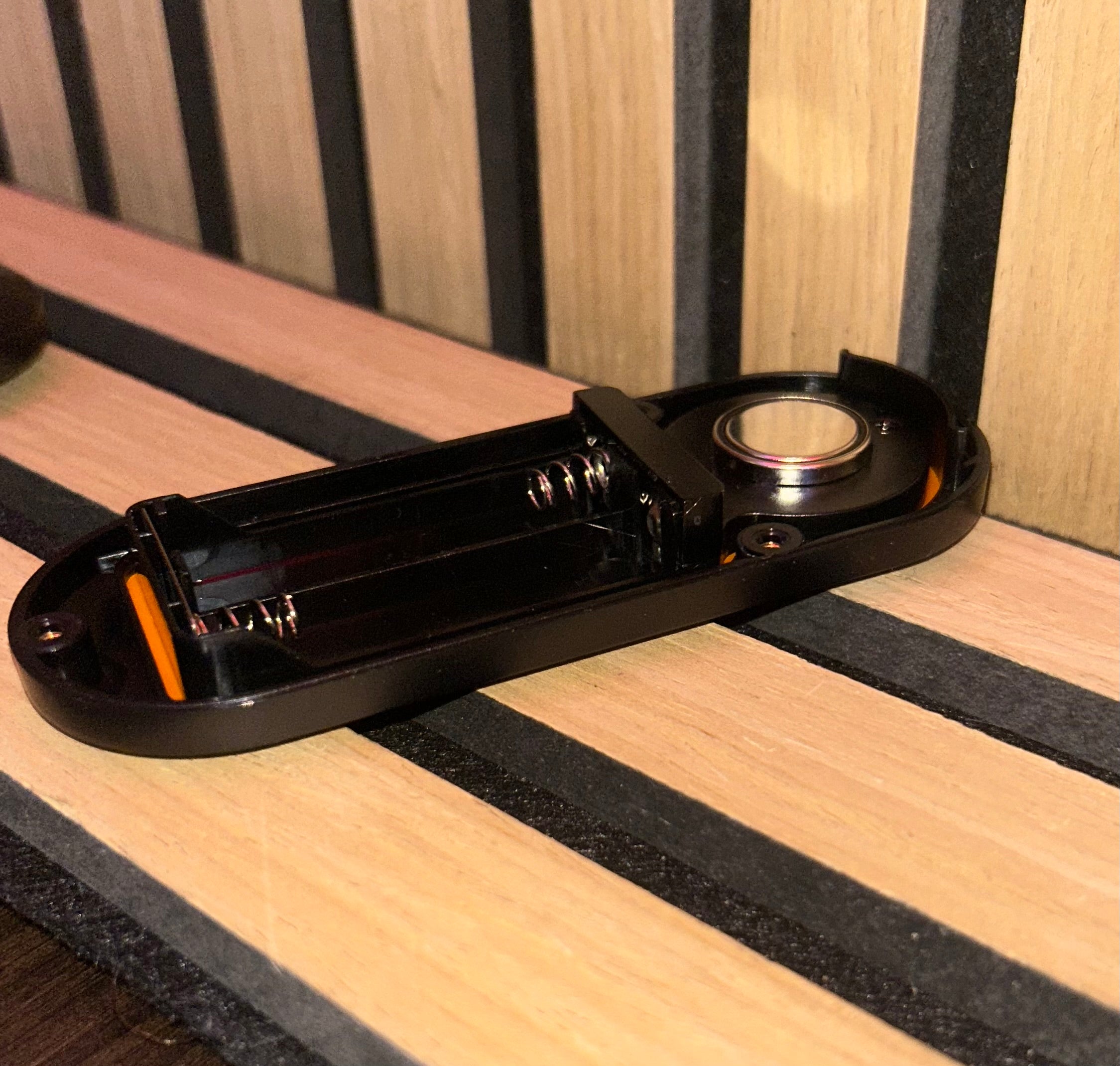 Heavy-Duty Waterdichte AirTag-houder met 2× AA-voeding